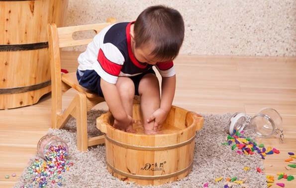 На фото: малыш парит ножки. У моей дочки тоже есть такое фото. Но лицо у неё там...Ну очень удивлённое. Ну что ж ты делаешь мать?!))) Фото с сайта nanya.ru