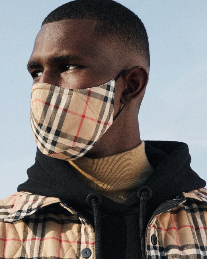 В последние месяцы такие бренды, как Burberry, представили маски, которые, по их утверждению, защищены от микробов и микробов. Предстоящие бежево-синие дизайны Burberry отмечены фирменным чеком лейбла. Многослойная спортивная маска UA Sportsmask от Under Armour, которая позиционируется как обладающая антимикробными свойствами, была распродана менее чем за час, когда была выпущена этим летом. А Diesel продает джинсовую ткань, которая, по ее словам, «борется с вирусами». Итальянский бренд объявил, что он будет использовать технологию под названием ViralOff, которая, по его словам, «физически останавливает 99% любой вирусной активности» - в ряде предметов своей коллекции весна-лето 2021. ViralOff работает «путем взаимодействия с ключевыми белками, препятствуя прикреплению вируса к текстильным волокнам», - говорится в пресс-релизе Дизеля.
В США бренды не могут утверждать, что товары будут защищать пользователей от SARS-CoV-2, вируса, вызывающего Covid-19, без предоставления достаточных доказательств. Поэтому некоторые этикетки просто ссылаются на дополнительную защиту или гигиену, хотя мелкий шрифт часто показывает, что противомикробные препараты предназначены только для подавления роста бактерий или вирусов, а не для защиты пользователя от патогенов. (Стирка одежды с мылом один раз в день, как рекомендовано Всемирной организацией здравоохранения или ВОЗ, также может убить бактерии и вирусы.) FDA и CDC не сразу ответили на запросы CNN о предоставлении информации относительно продуктов, которые были протестированы или представлен на официальное утверждение.
Дизайн будущего: что «живая» одежда может поглощать выбросы углерода
По словам Эми Прайс, старшего научного сотрудника Стэнфордской лаборатории анестезии, информатики и средств массовой информации (AIM), без тщательного научного тестирования, проводимого всеми брендами, трудно оценить, могут ли противомикробные препараты защитить пользователей от нового коронавируса. на его руководящих принципах маски для лица.
«Проблема в том, что иногда заявления делаются, но они не проверяются на реальных масках или на реальном вирусе», - сказала она во время видеоконференцсвязи. «Так что они как уловки». Price не тестировал ни один из продуктов, упомянутых в этой статье.
Некоторые компании заявляют, что они тестировали свои продукты с помощью SARS-CoV-2, например, IFTNA PROTX2 AV, который, по словам Under Armour, использует, и Viroblock от HeiQ, который, согласно веб-сайту компании, используется многими брендами для производства многоразовых масок для лица и пальто. и даже матрасы. IFTNA сообщает, что недавние лабораторные испытания «демонстрируют эффективность PROTX2 AV против Covid-19», в то время как HeiQ утверждает, что Viroblock, добавляемый в ткань на заключительном этапе производственного процесса, был «протестирован на эффективность против Sars-CoV-2». " CNN не смог независимо проверить эти утверждения.
Но некоторые другие не раскрыли, на какие вирусы, если таковые были, были проверены их продукты, что омрачает воду так называемой «антимикробной» моды.