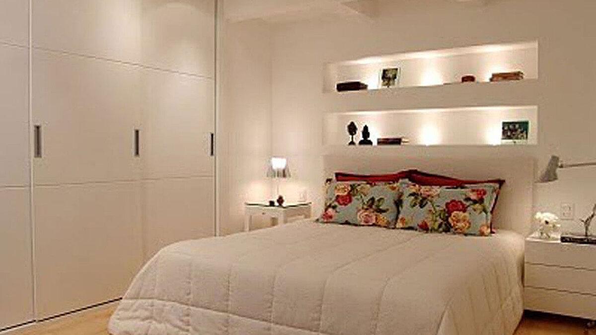 Шкаф-купе на заказ в интерьере спальной комнаты.