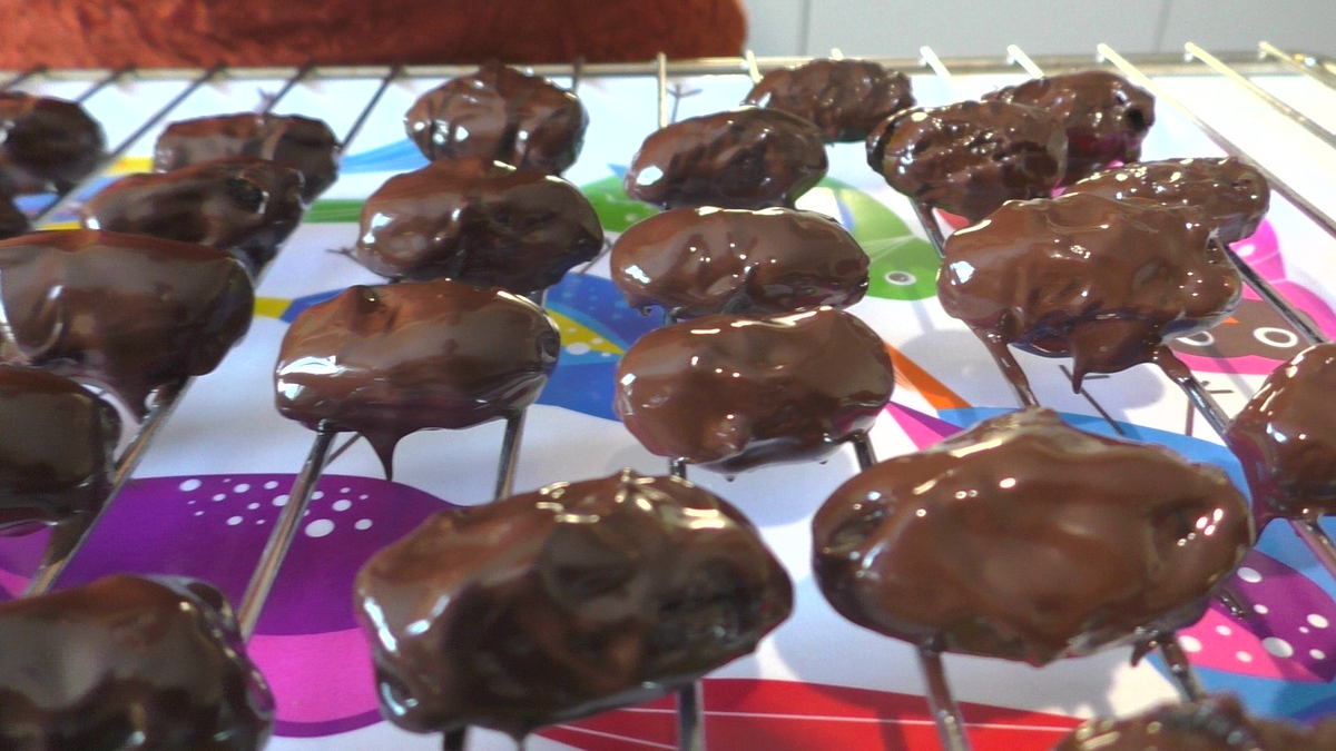 #Домашние конфеты  На фото финики + грецкий орех + горький шоколад