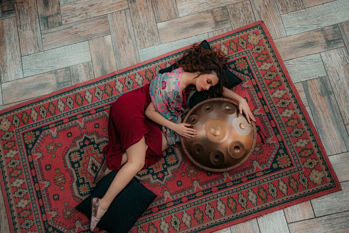 Девушка с хендпаном