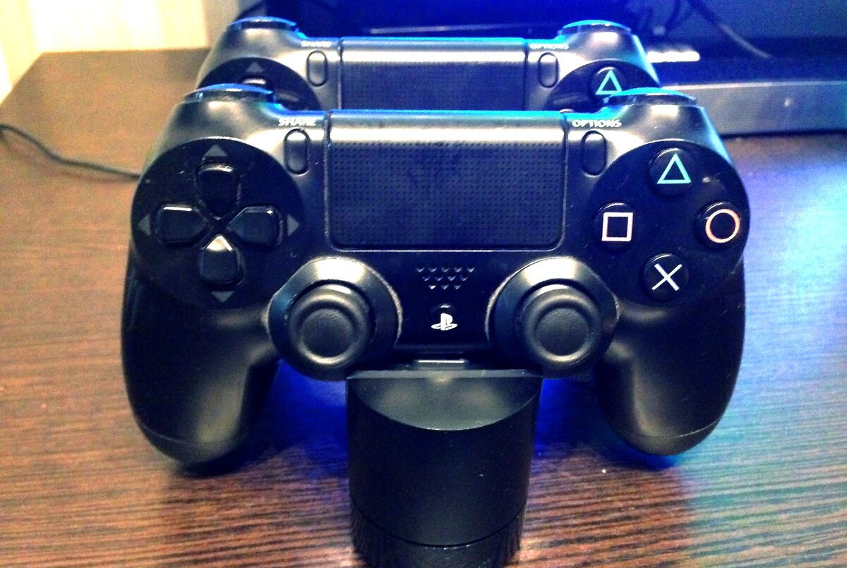 Зарядня станция от Sony с двумя геймпадами