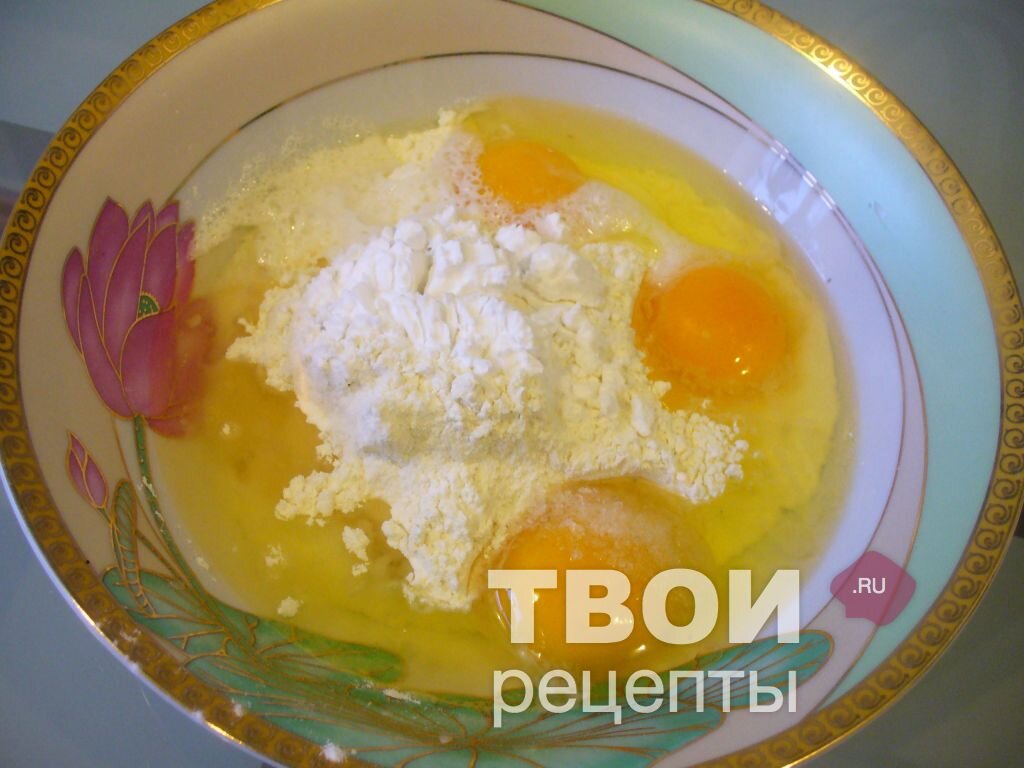 1 - Все необходимые ингредиенты для теста смешиваем, вливаем постепенно молоко, пока не получится однородная жидкость. 