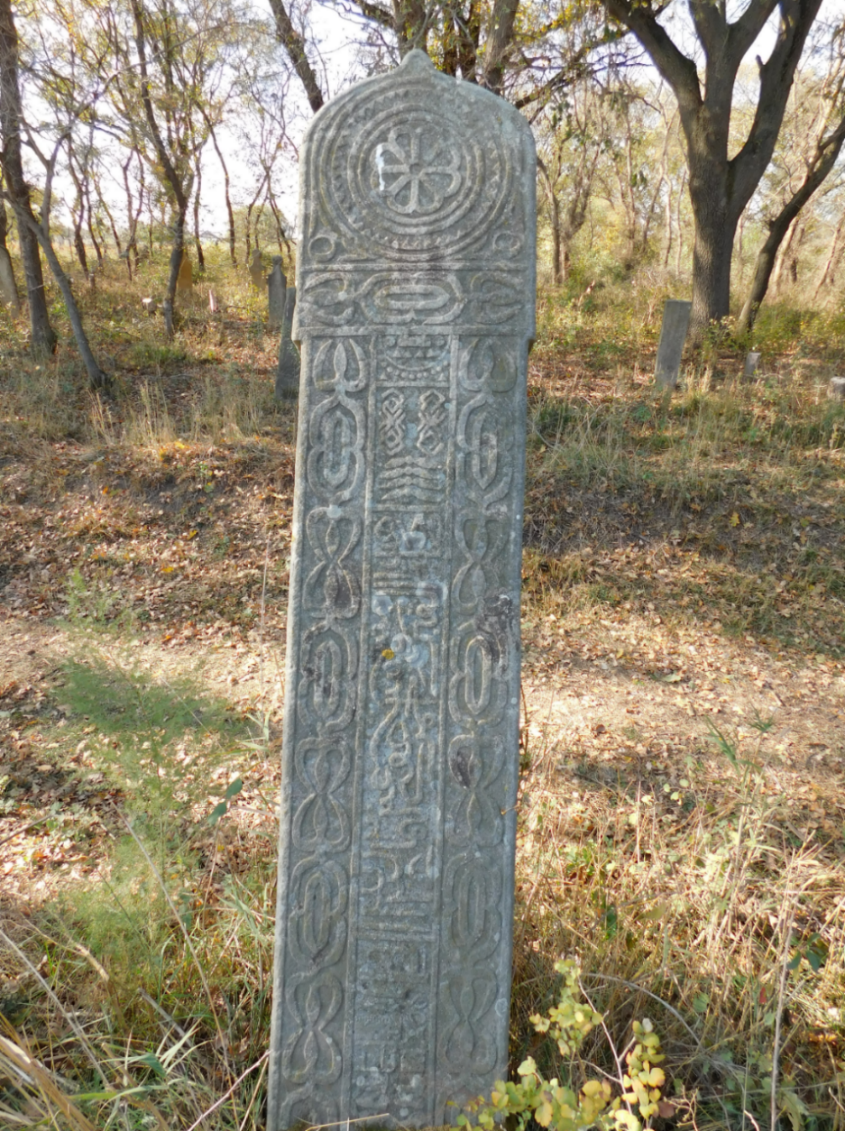 Старая эпиграфика на сельском кладбище