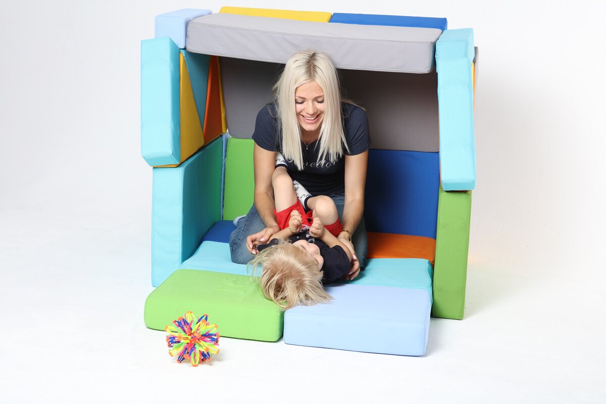 На фото Магматик. Конструктор, состоящий из мягких, поролоновых модулей на магнитной сцепке 