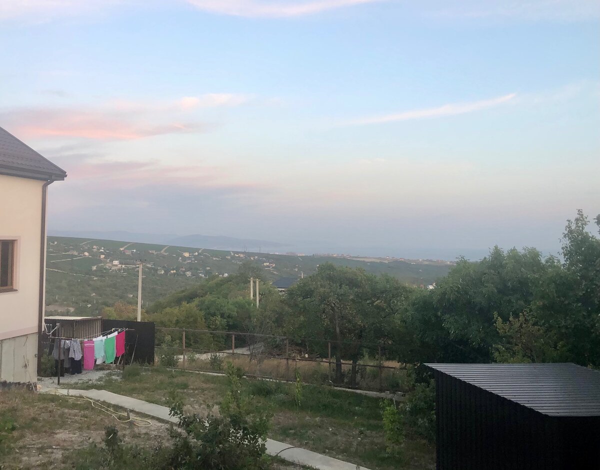 вид из номера на окрестности Новороссийска