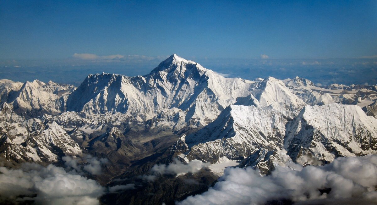 Автор: Mount_Everest_as_seen_from_Drukair2.jpg: shrimpo1967derivative work: Papa Lima Whiskey 2 (talk) - Этот файл является производной работой от:  Mount Everest as seen from Drukair2.jpg:, CC BY-SA 2.0, https://commons.wikimedia.org/w/index.php?curid=18262217
