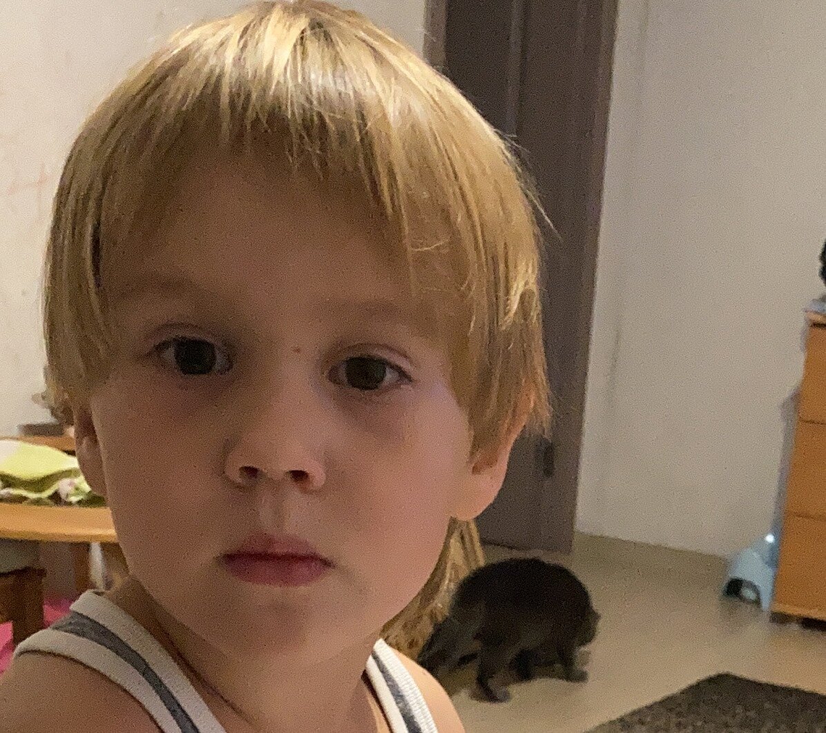 А это он сам себе отрезал челку ножницами 