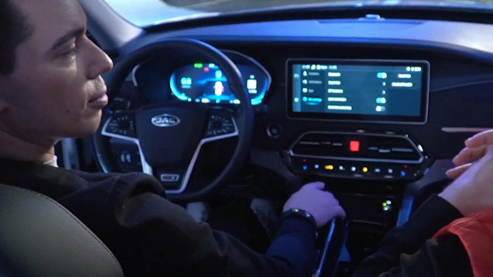 На скриншоте с видео: салон кроссовера JAC S7.