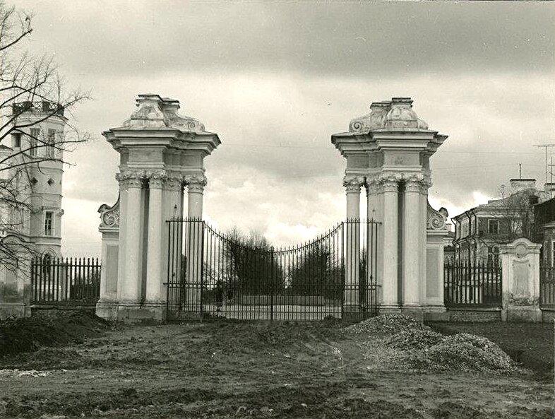 Петродворец. Ремонт площадки у ворот Верхнего сада. 1958 г.