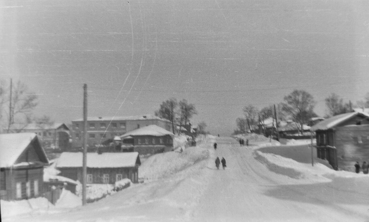 Улица Розы Люксембург. Впереди – перекрёсток с ул. Свободы. Большие кирпичные здания слева – фабрика художественных кистей, 1962 – 1965 годы