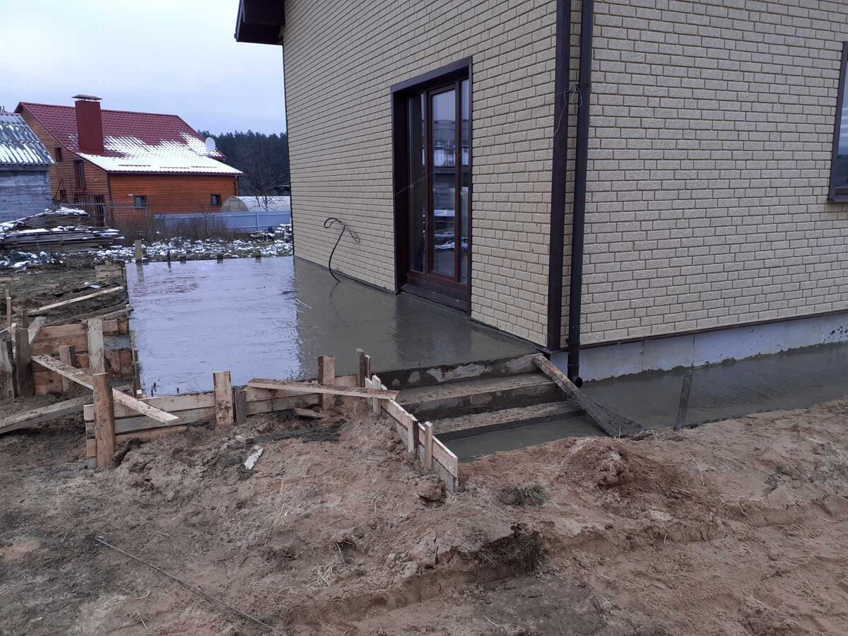 Отмостка из бетона и фундамент под террасу