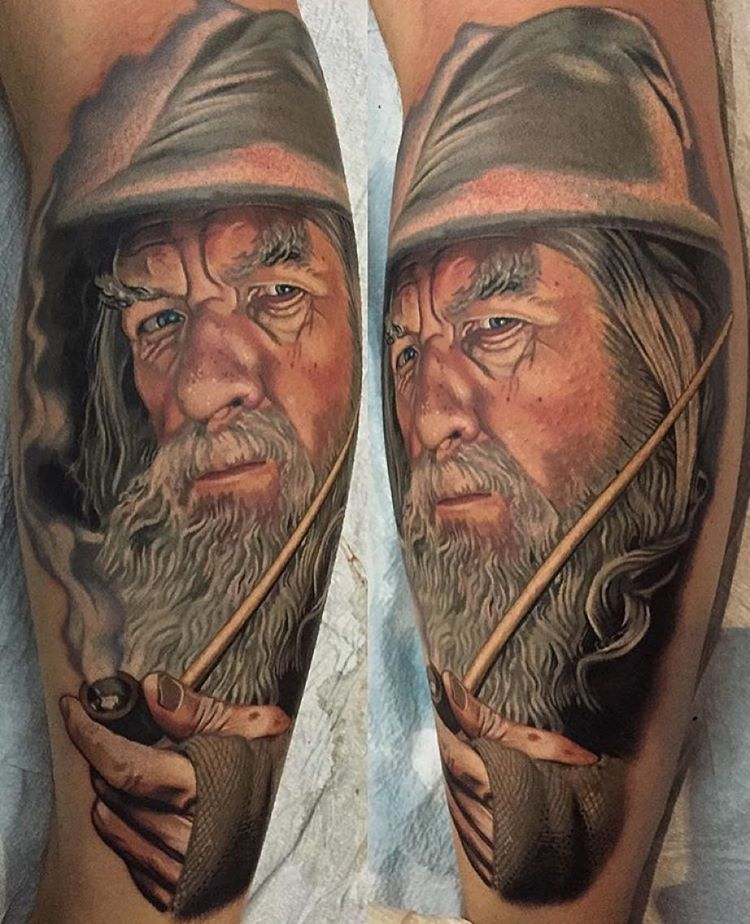 Гэндальф, трилогия "Властелин колец" в исполнении Иэна Маккеллена. Татуировку сделал убеждённый гомофоб, который точно не мог подумать, что актёр выступает в поддержку ЛГБТ.