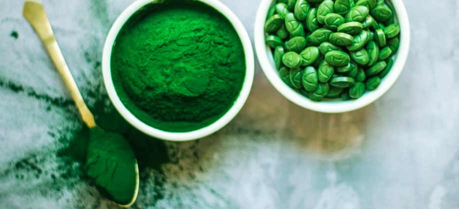 Спирулина в таблетках взято изисточника https://sayyes.com.ua/spirulina-i-ee-polza-dlya-organizma/