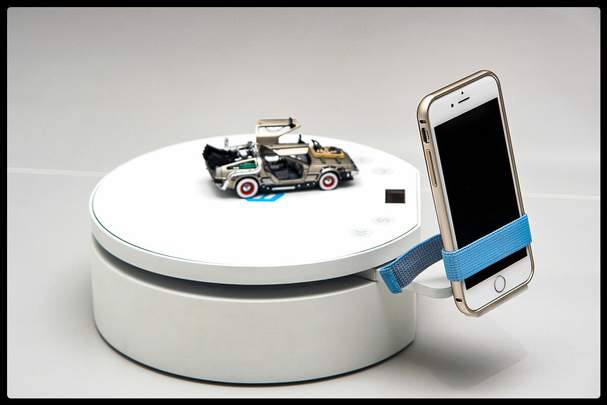 Обычный смартфон, может делать весьма качественную оцифровку