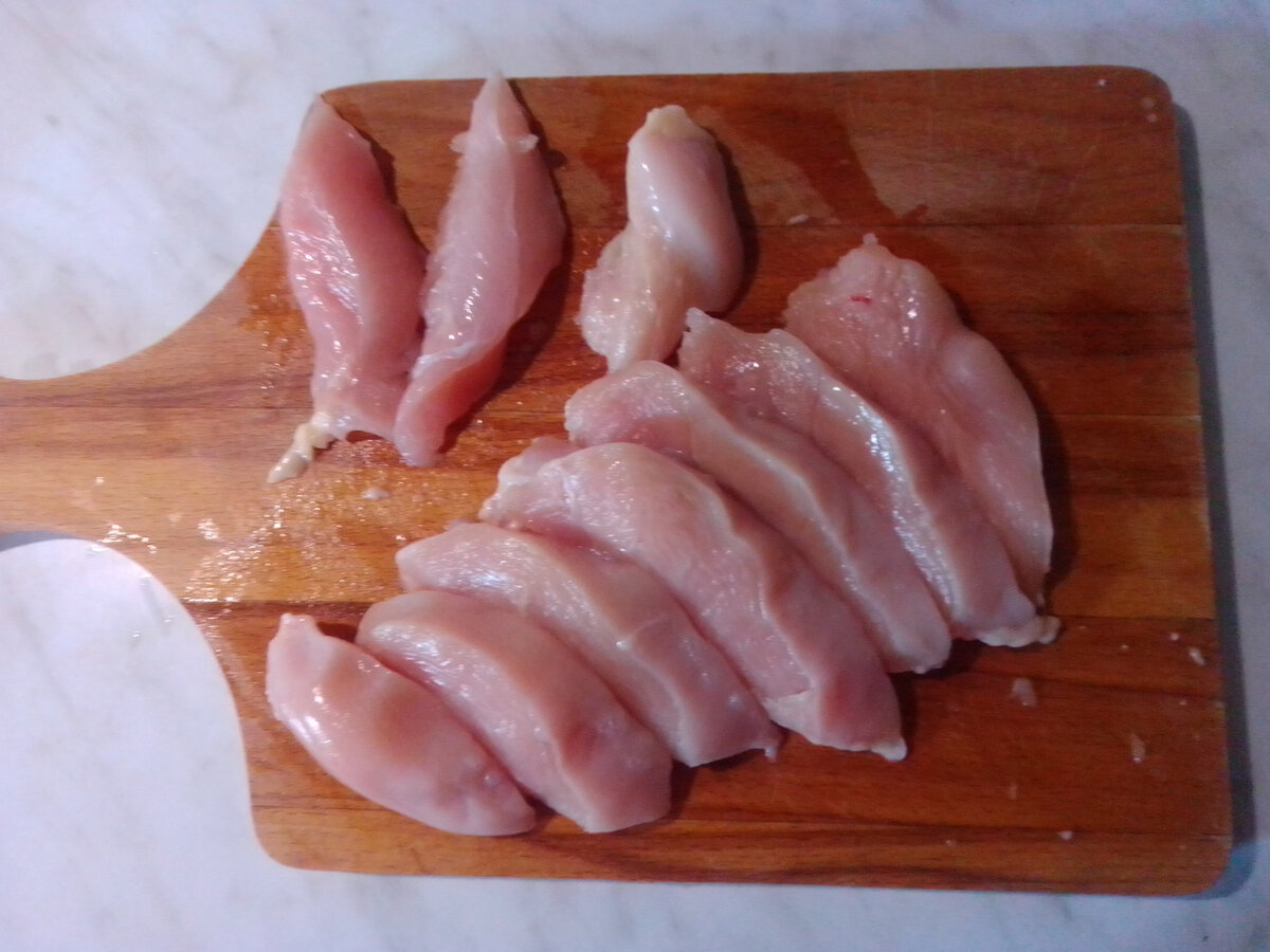 На фото куриного филе примерно 0, 5 кг
