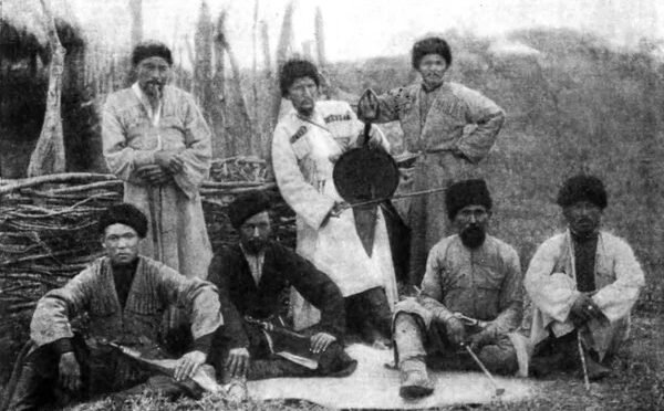 Нога́йцы, нога́и (устар. нага́и, нога́йские тата́ры, также кры́мские степны́е тата́ры, самоназвание — ногай [noˈɣaj] (мн.ч. — ногайлар [noɣajˈlar]) — тюркоязычный народ на Северном Кавказе, на юге Нижнего Поволжья, в Крыму, а также в Северном Причерноморье (до середины XIX в.), в степях между Волгой и Яиком (Уралом) (до середины XVI в.) и на западе нынешнего Казахстана (до конца XV — начала XVI вв.: на северо-востоке — до Западно-Сибирской низменности, на северо-западе их кочевья доходили до Казанского ханства, на юго-западе — до Приаралья и севера Прикаспия). Численность в РФ — 103,7 тыс. чел. (2010) - Википедия
