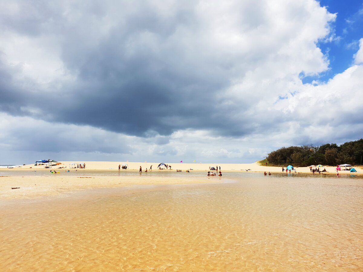 образовались очень мелкие озера, населенные голубыми крабиками