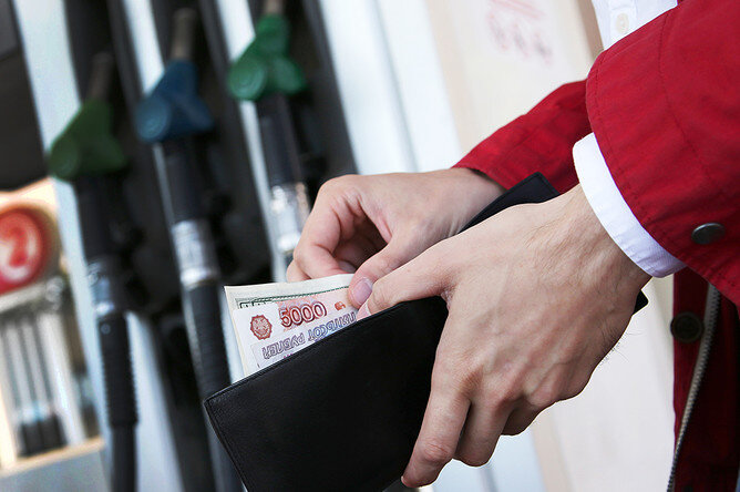 Резкие ускорения и торможения повышают расход топлива. Источник фото: РИА "Новости"