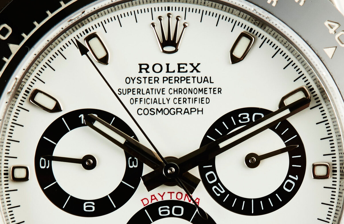 Циферблат наручных часов Rolex Daytona. Как и на других моделях, здесь написано о принадлежности к хронометрам