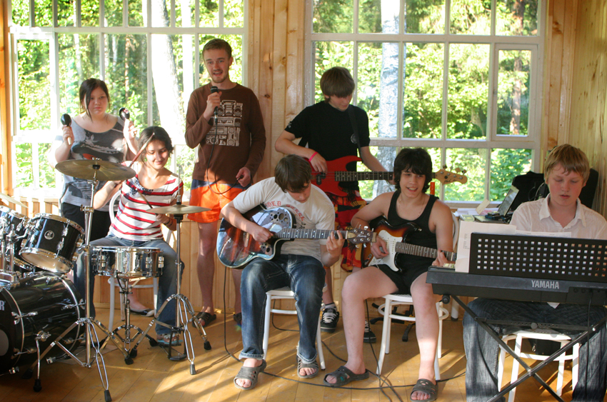 Наверняка, здесь обращаются на "ты" к старшим наставникам и слушаются их куда больше, чем школьных учителей!