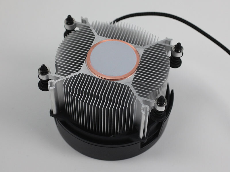 Стоковый кулер AMD Wraith Spire с уже нанесенной термопастой с завода. 