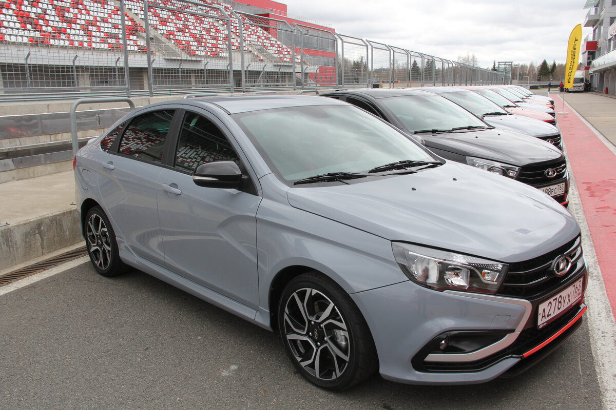 LADA-Vesta-Sport: Аэродинамический обвес - не только для красоты, он действительно играет важную роль на высоких скоростях. Дизайн дисков от Стива Маттина.