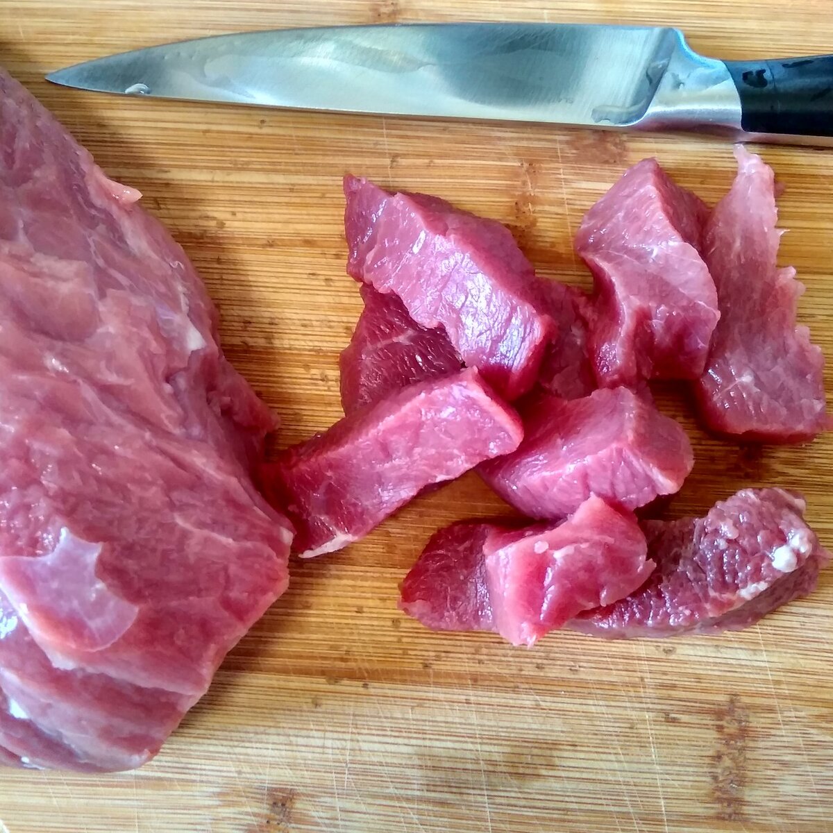 Кусочки примерно 2-3 см на 4-5 см