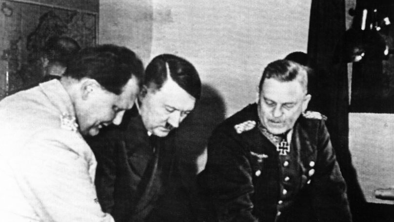 Рейхсмаршал Герман Геринг, фюрер Адольф Гитлер и фельдмаршал Вильгельм Кейтель изучают карту Восточного фронта. Июль 1941 г. © AP Photo