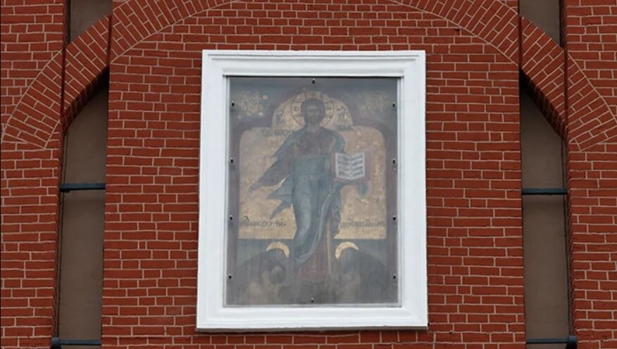 Икона Спаса Смоленского над воротами Спасской башни. Изображение: yandex.net