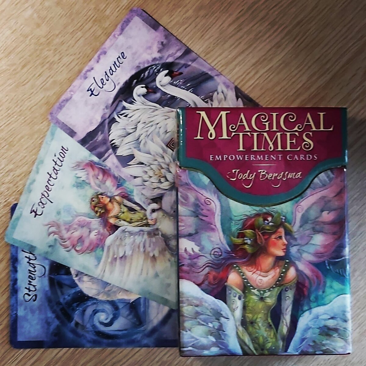 Всем привет! Начинаем знакомство с оракульной колодой "Magical Times Empowerment Cards" автора и художника Джоди Бергсма.
Данная колода является мотивацонно-вдохновляющей, хотя очень хорошо работает и как компаньон к другим колодам в прорицательных раскладах. К ней применимо интуитивное чтение.
Описания, представленные в гайдбуке, весьма кратки представляют собой скорее аффирмации, чем значения карт.
Приятного знакомства!

P.S. Напоминаю, Перевод осуществлён для ознакомительных целей, целиком и полностью на бескорыстной основе и не подлежит коммерческому использованию.

❗ВНИМАНИЕ❗ При копировании материала о колоде указывайте ссылку на источник.