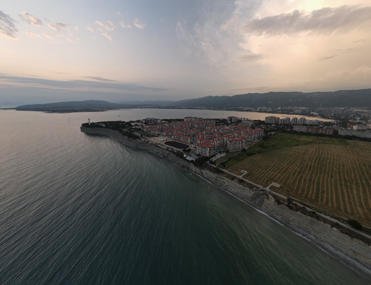 Вид на город курорт Геленджик со стороны "Толстого мыса". Фото Иван Бельков.