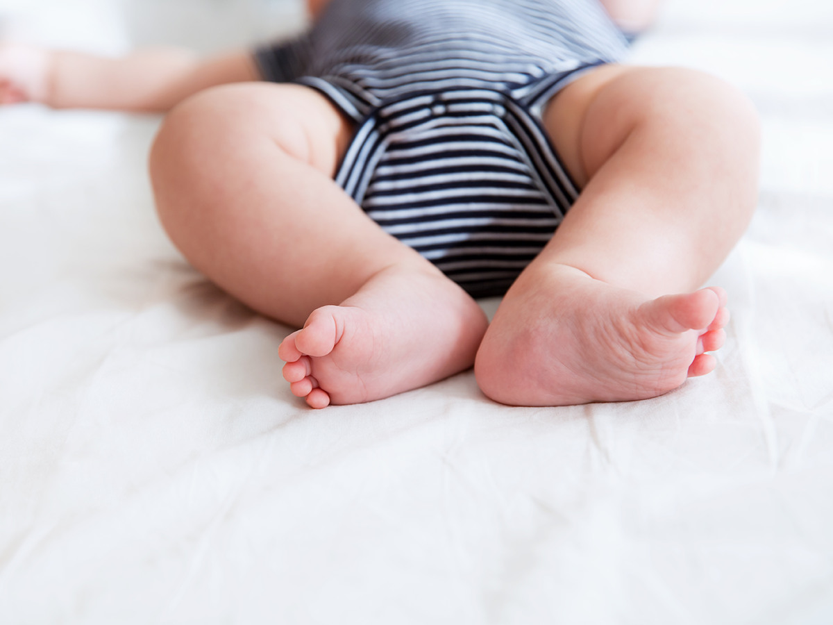 Ребенок лежит на животе 2 месяца. Ножки младенца. Ножки новорожденного ребенка. Пяточки малыша. Ступни младенца.