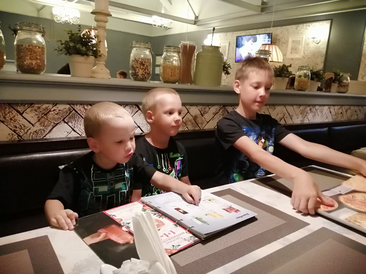 Мальчики и меню😁😁😁