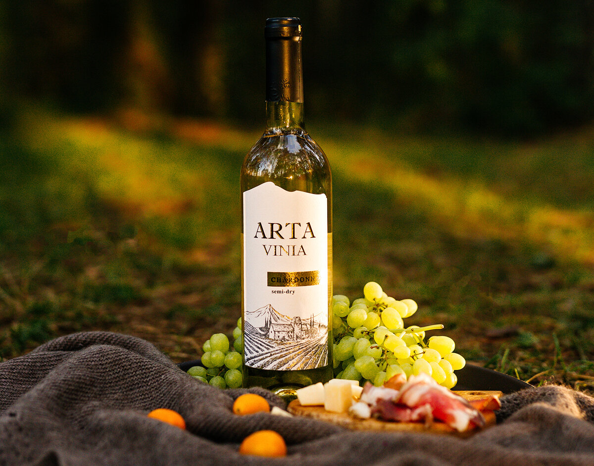 Белое полусухое «Arta Vinia» сорта Шардоне от Минского завода игристых вин