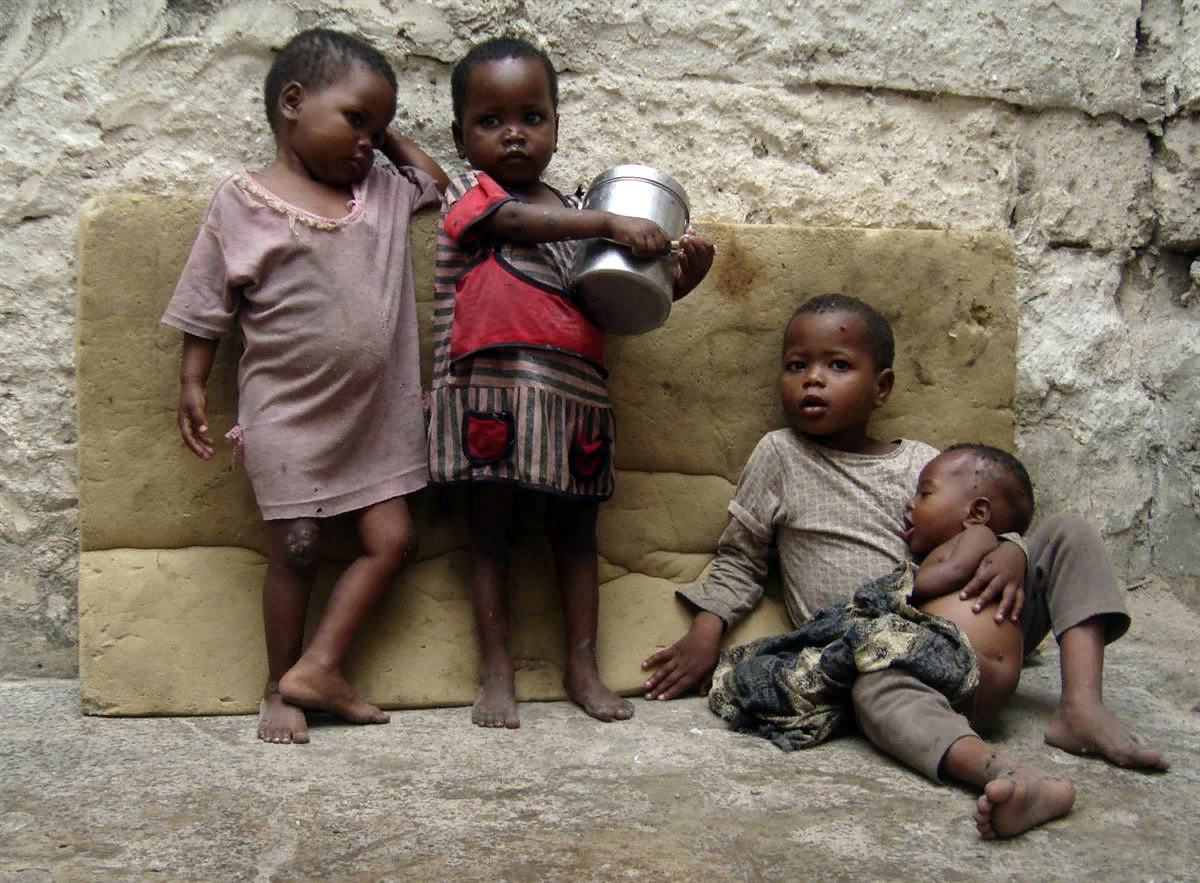 Голодающыые дети Африке. Дети Африки голодают фото.