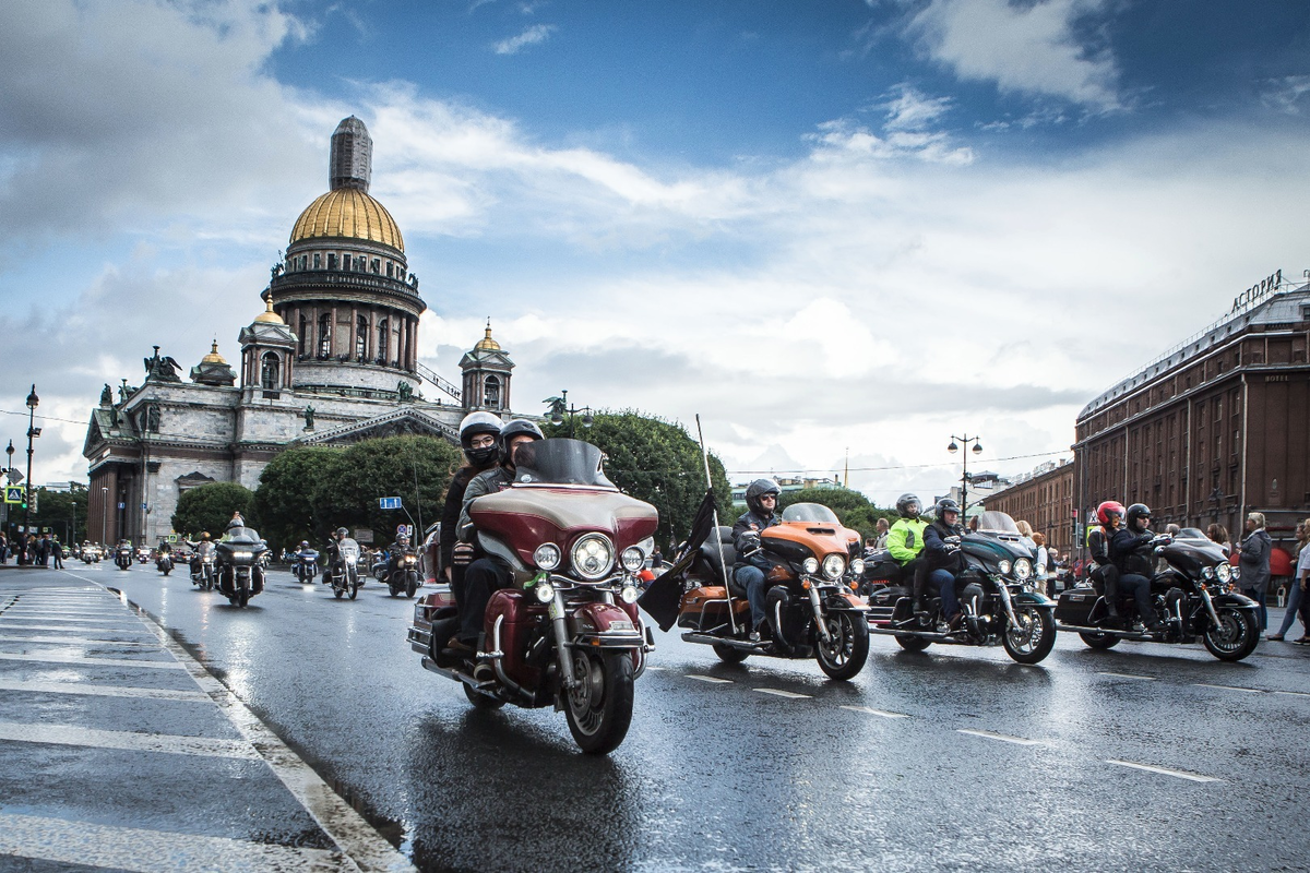 Особенно это заметно по HOG - владельцам Harley-Davidson. Весьма обеспеченные люди, на весьма дорогих мотоциклах.