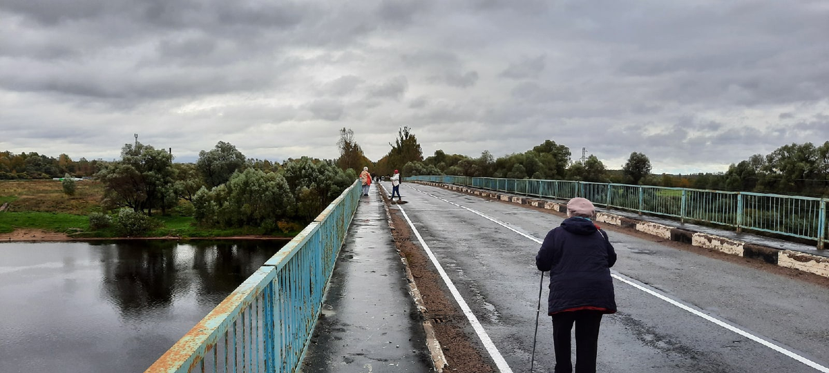 Мост старый, но крепкий. Мои пожилые спутницы взяли палочки для скандинавской ходьбы, чтобы легче преодолевать любые тропы. Молодцы мои бабушки-попутчицы!