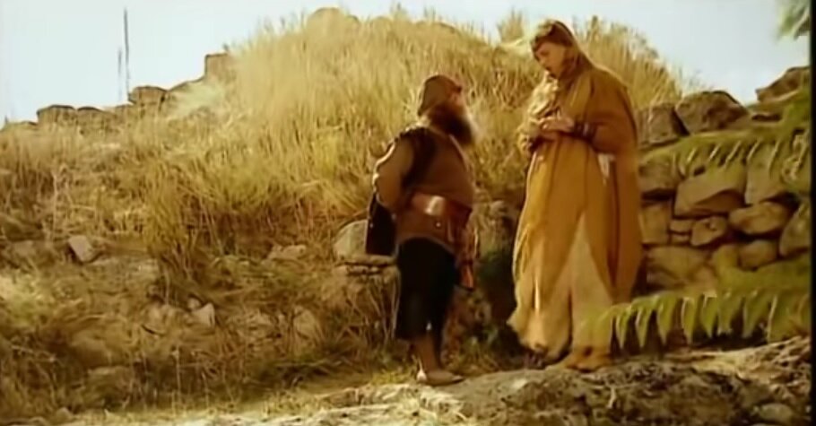 Слева хранитель сокровищ, работающий в рудниках, справа вилла, которая должна быть человеку по грудь.