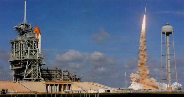 Запуск ракеты "Арес-1". Слева на стартовой площадке находится "космический челнок". 