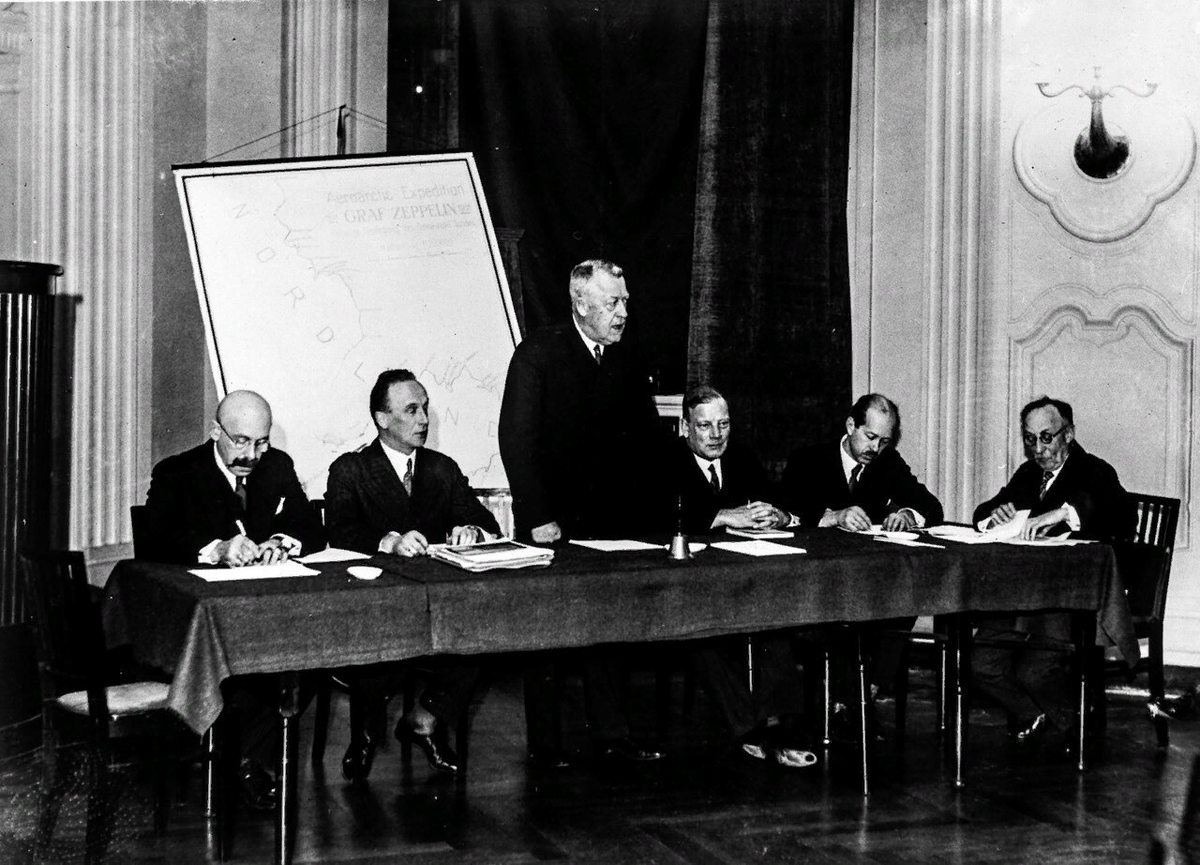 1928. Ученые за столом на конференции в рамках подготовки к арктической экспедиции пассажирского цеппелина LZ 127 «Граф Цеппелин». За столом профессор Рудольф Самойлович