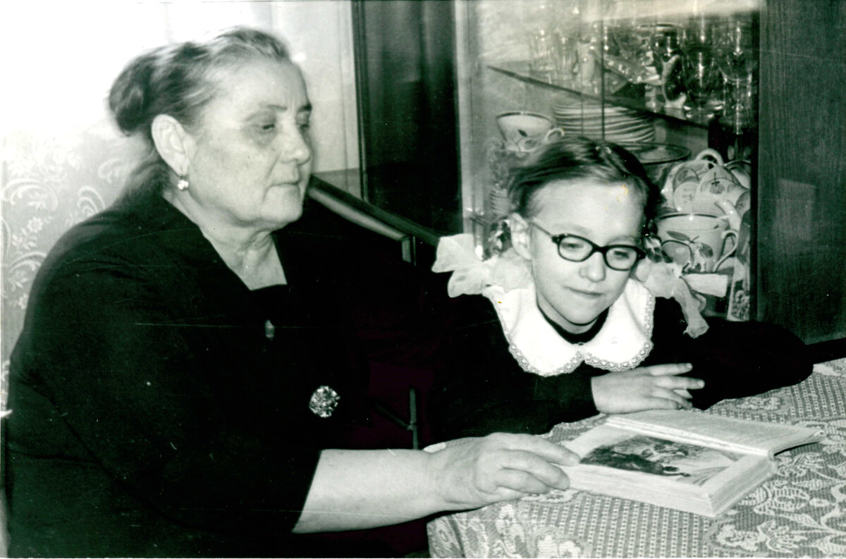 Автор-первоклашка с тётушкой. Фото из семейного архива 