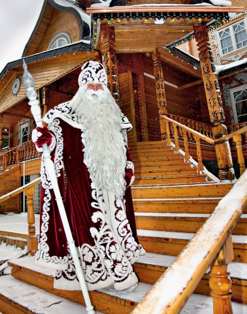 Здравствуйте, мои дорогие друзья. Дед Мороз, главный волшебник Нового года. Он живёт в Северной части России, но не на Северном полюсе. В его доме очень тепло - особенно, когда к нему приходят гости.