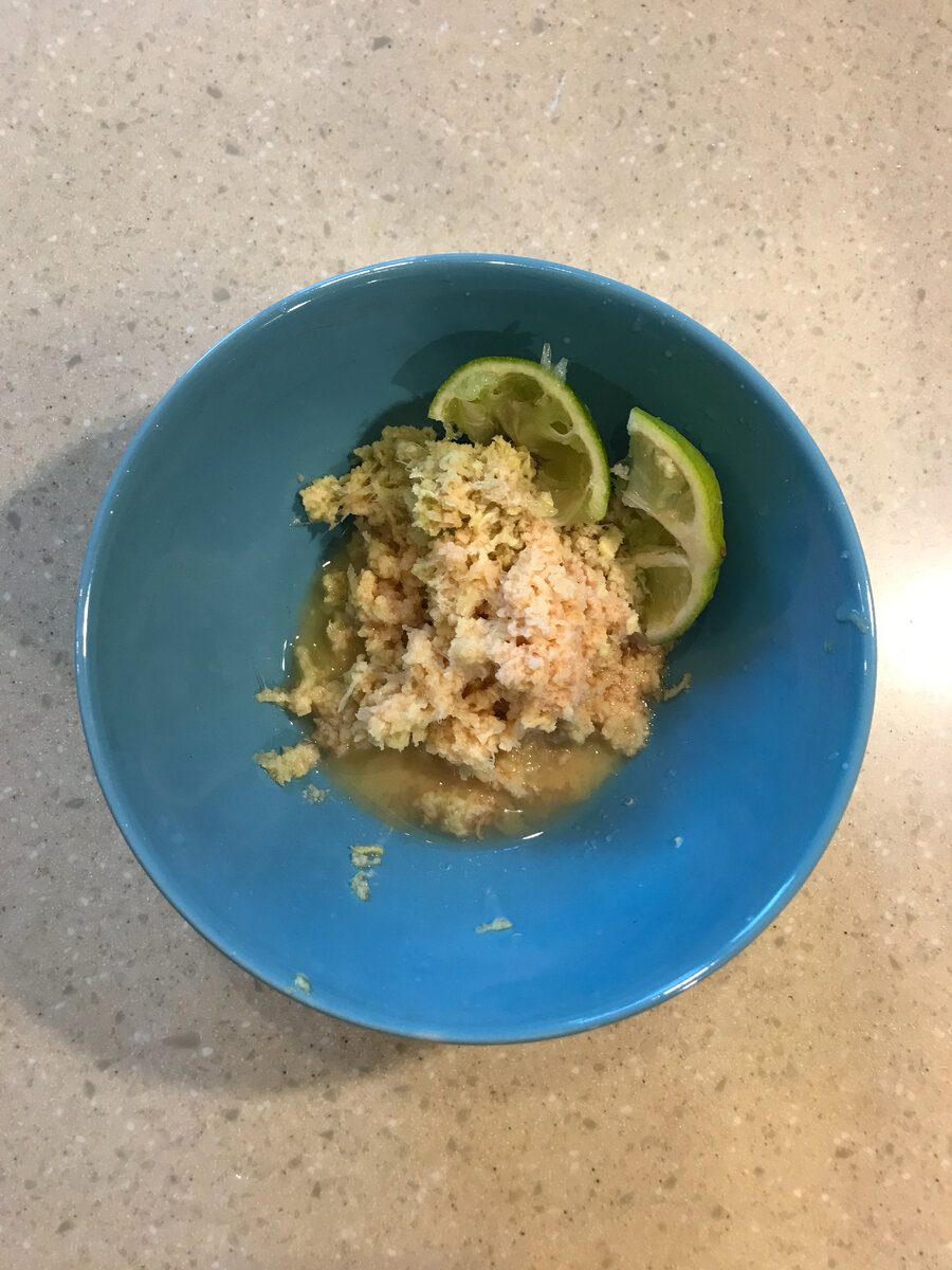 Выдавливаем сок лимона или лайма