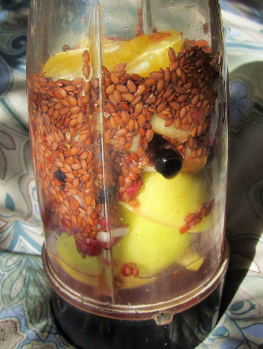 Льняная каша с мандарином, яблоком, малиной и смородиной