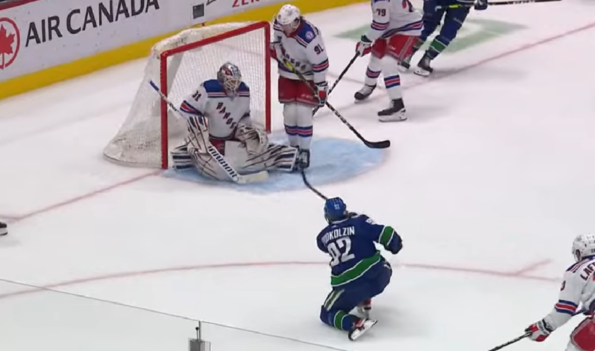 Свой второй в сезоне гол Василий Подколзин забил, присев на колено. Фото: НХЛ