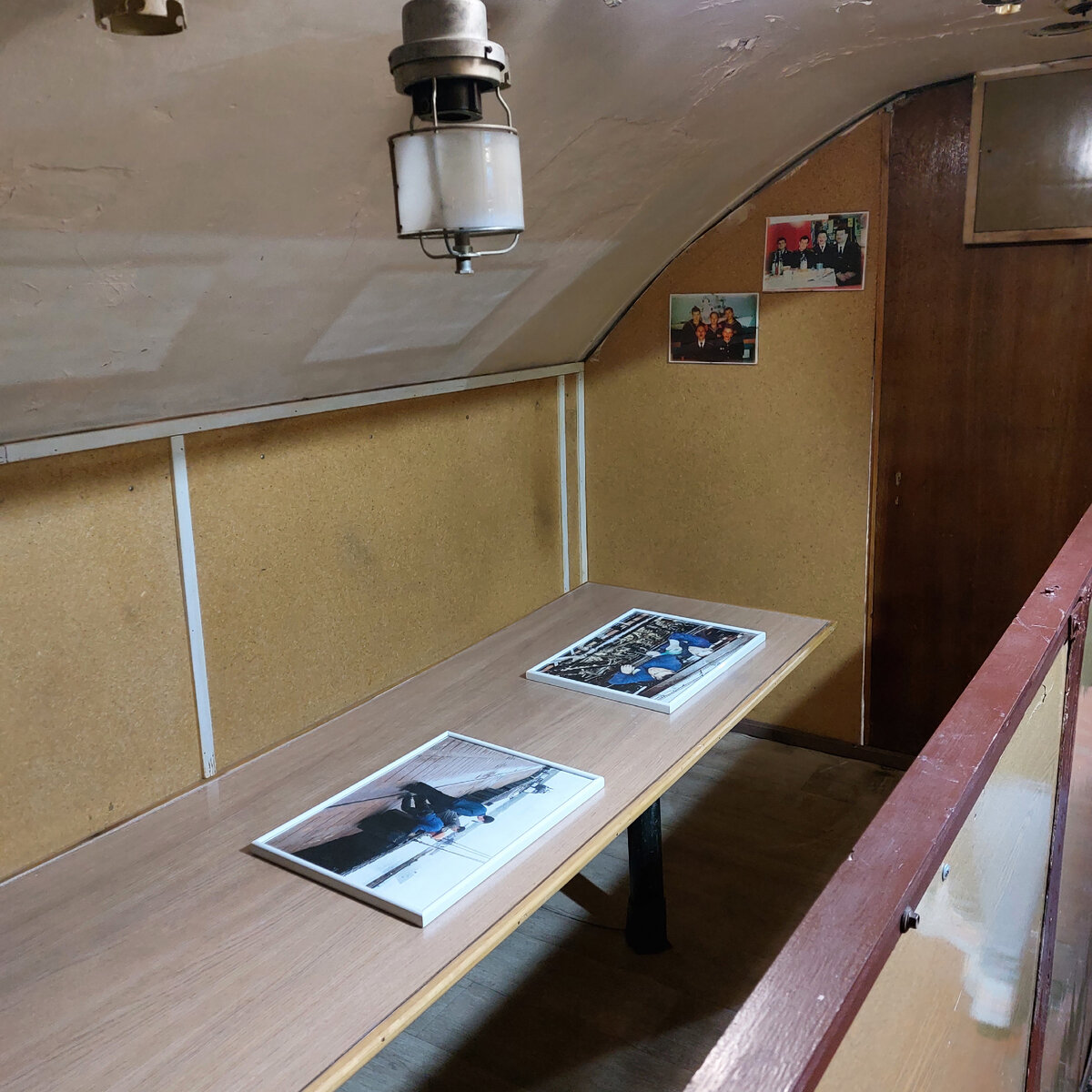 Буфет внутри лодки с фотографиями людей, которые реально на ней служили