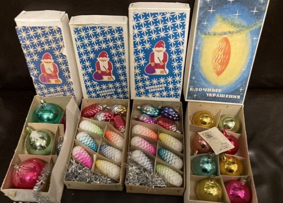 Советские елочные шары и шишки. Коллекционной ценности не имеют.