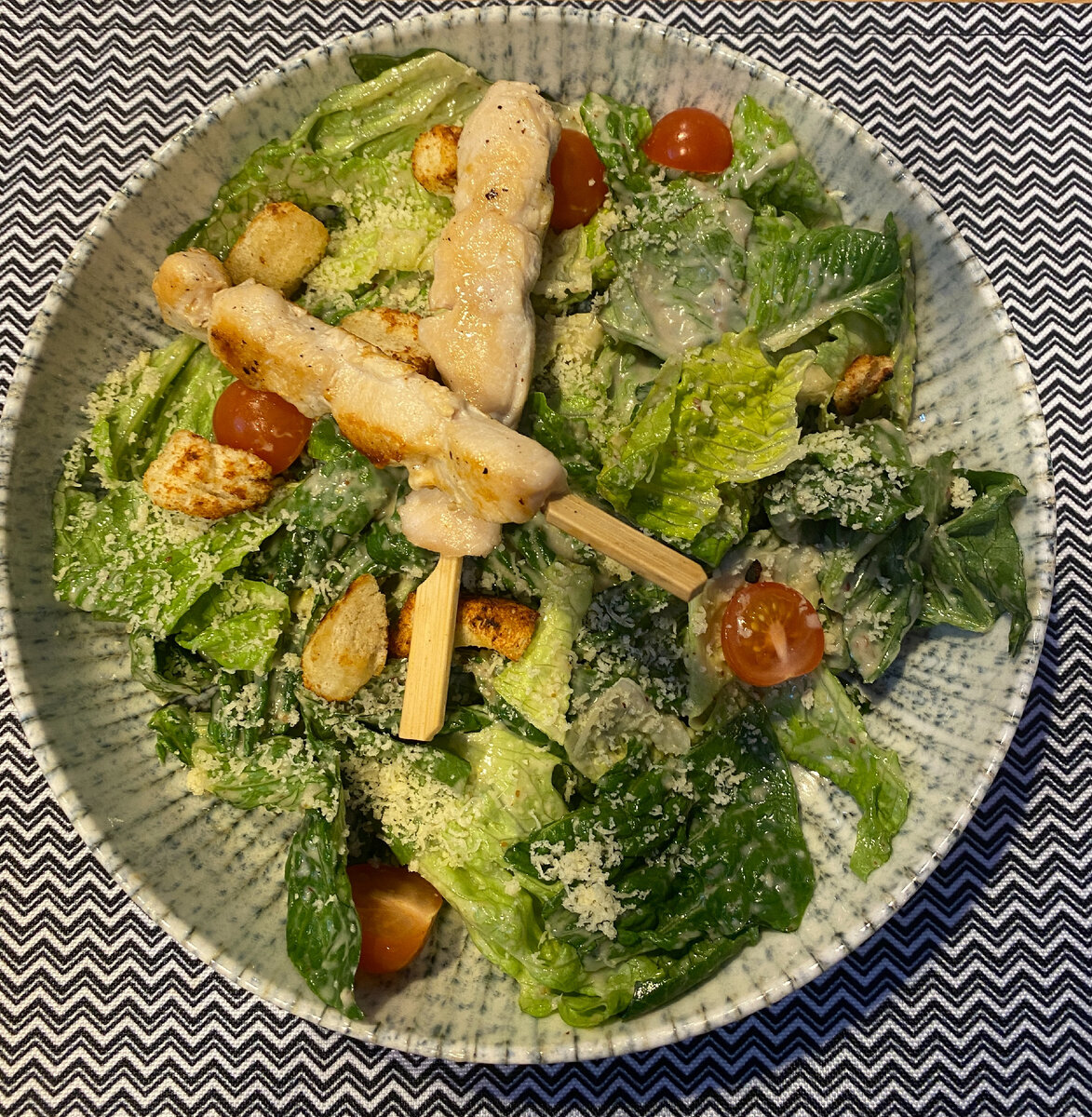 Картинки самого уксуса у меня нет, но вот парадный вариант новогоднего Цезаря с заправкой с яблочным уксусом