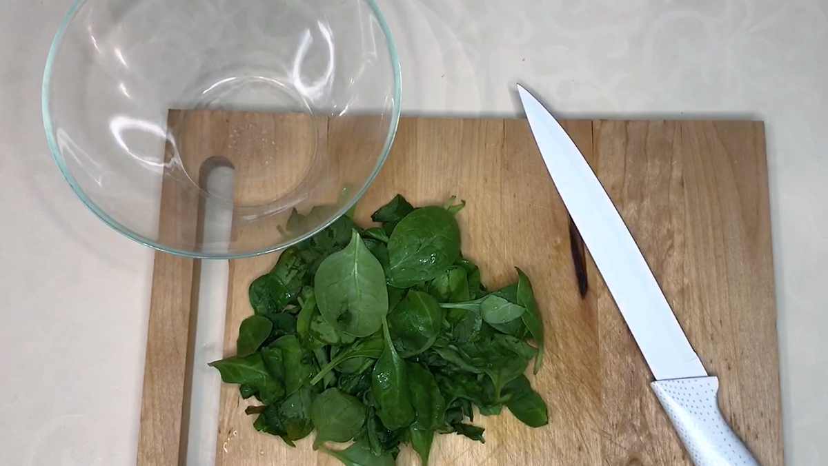 Шпинат промыть и нарезать